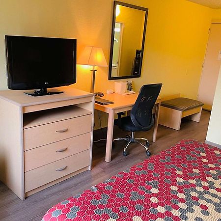 Super 8 By Wyndham Gloucester Gloucester City Buitenkant foto