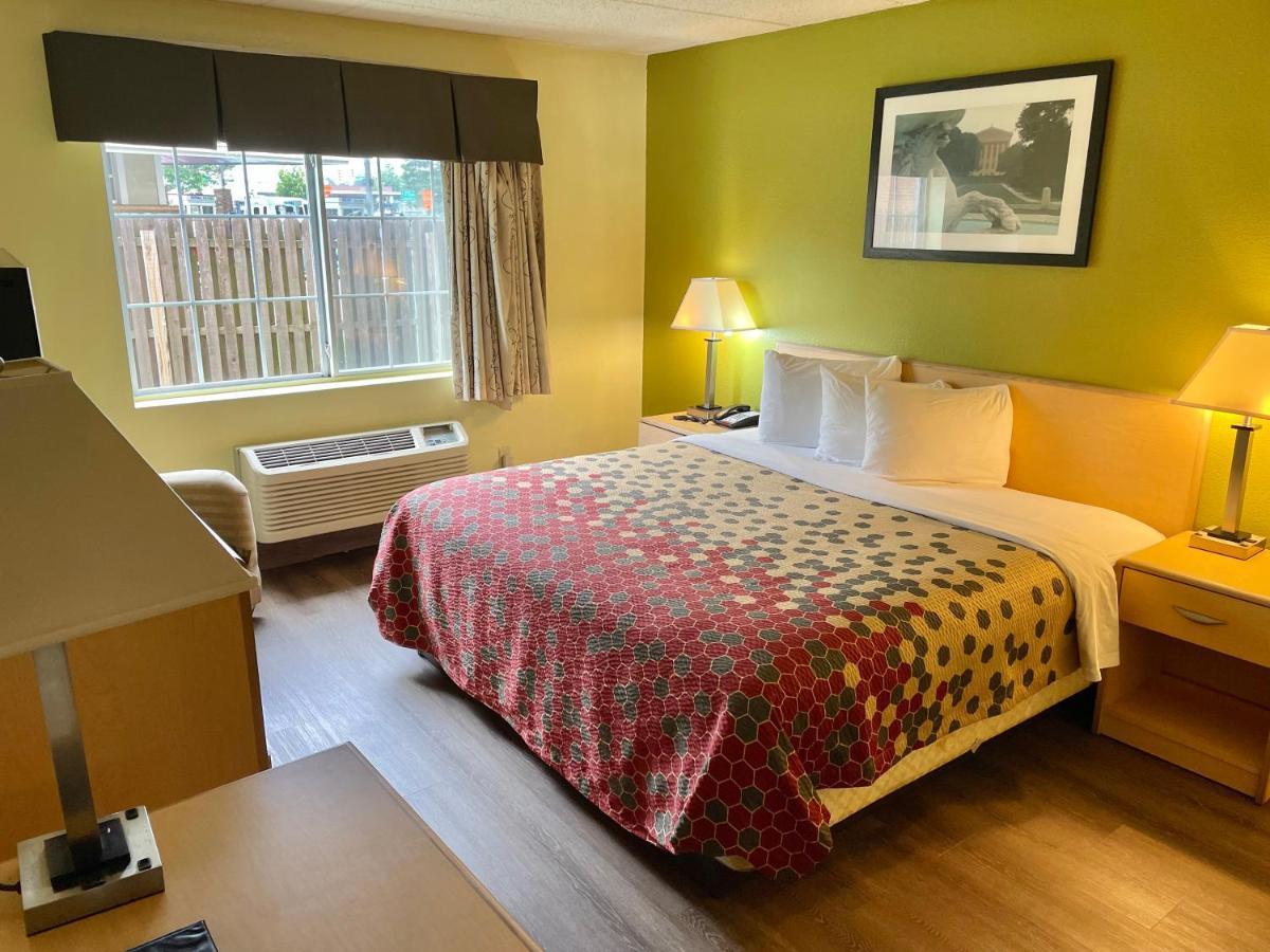 Super 8 By Wyndham Gloucester Gloucester City Buitenkant foto