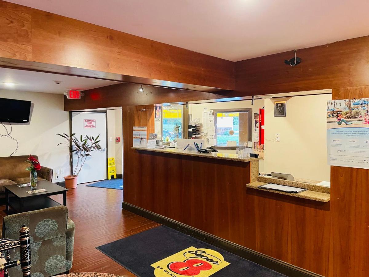 Super 8 By Wyndham Gloucester Gloucester City Buitenkant foto