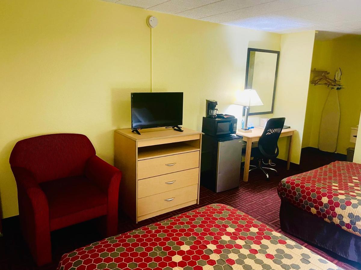 Super 8 By Wyndham Gloucester Gloucester City Buitenkant foto