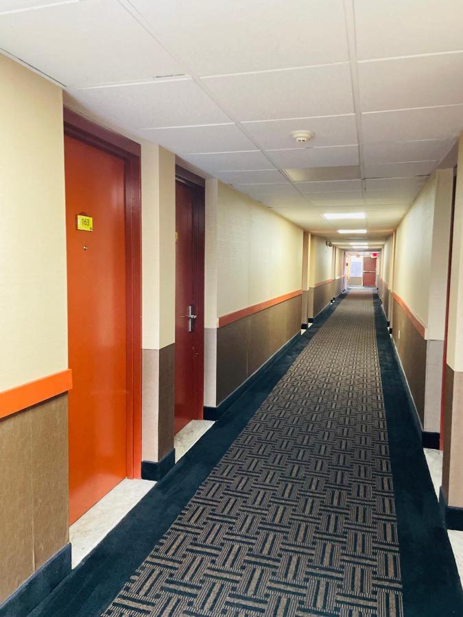 Super 8 By Wyndham Gloucester Gloucester City Buitenkant foto