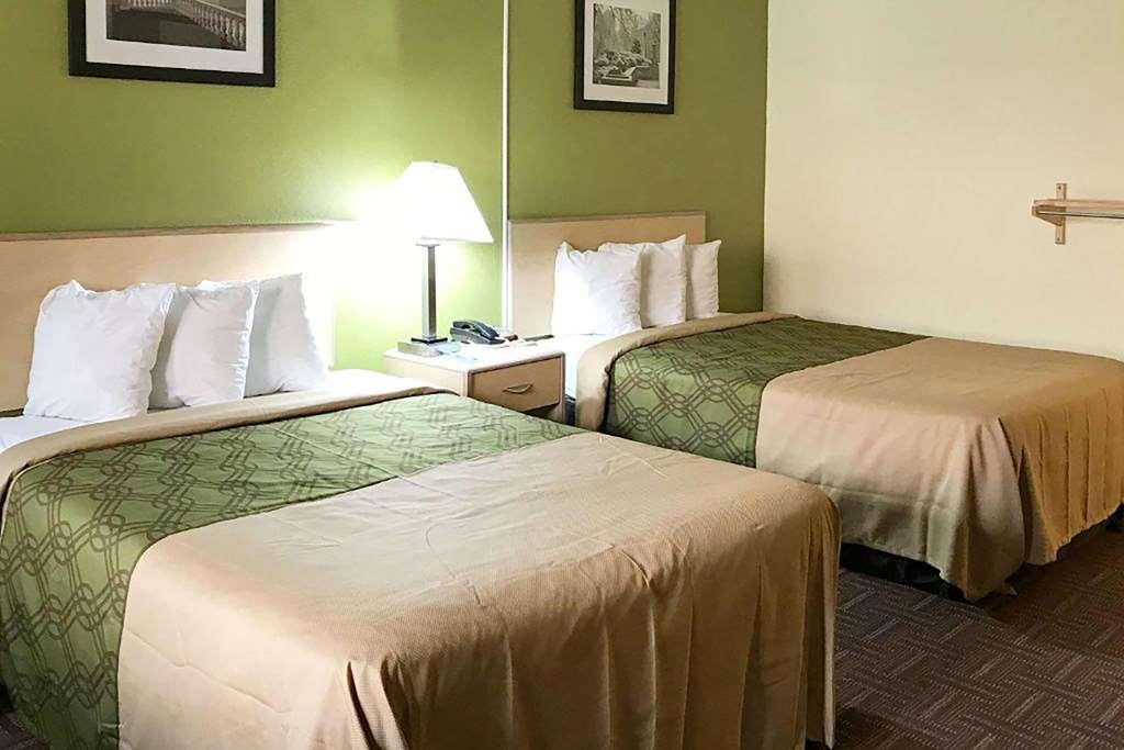 Super 8 By Wyndham Gloucester Gloucester City Kamer foto