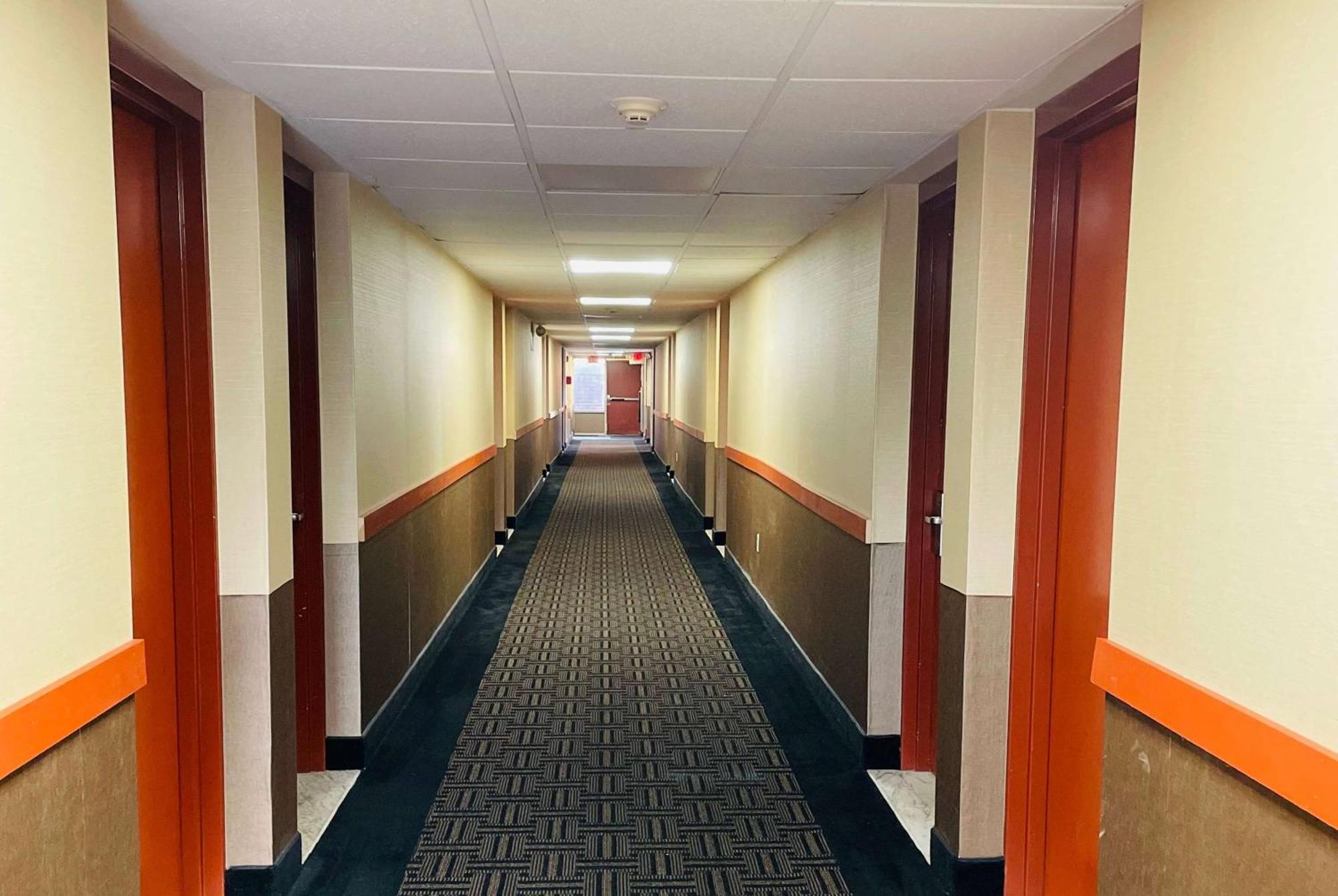 Super 8 By Wyndham Gloucester Gloucester City Buitenkant foto