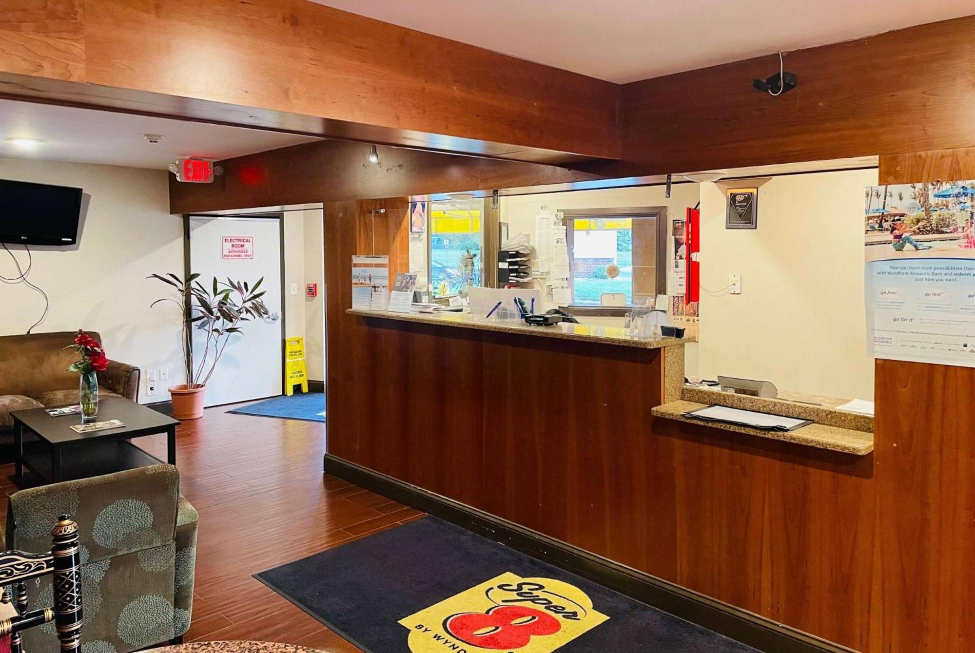 Super 8 By Wyndham Gloucester Gloucester City Buitenkant foto