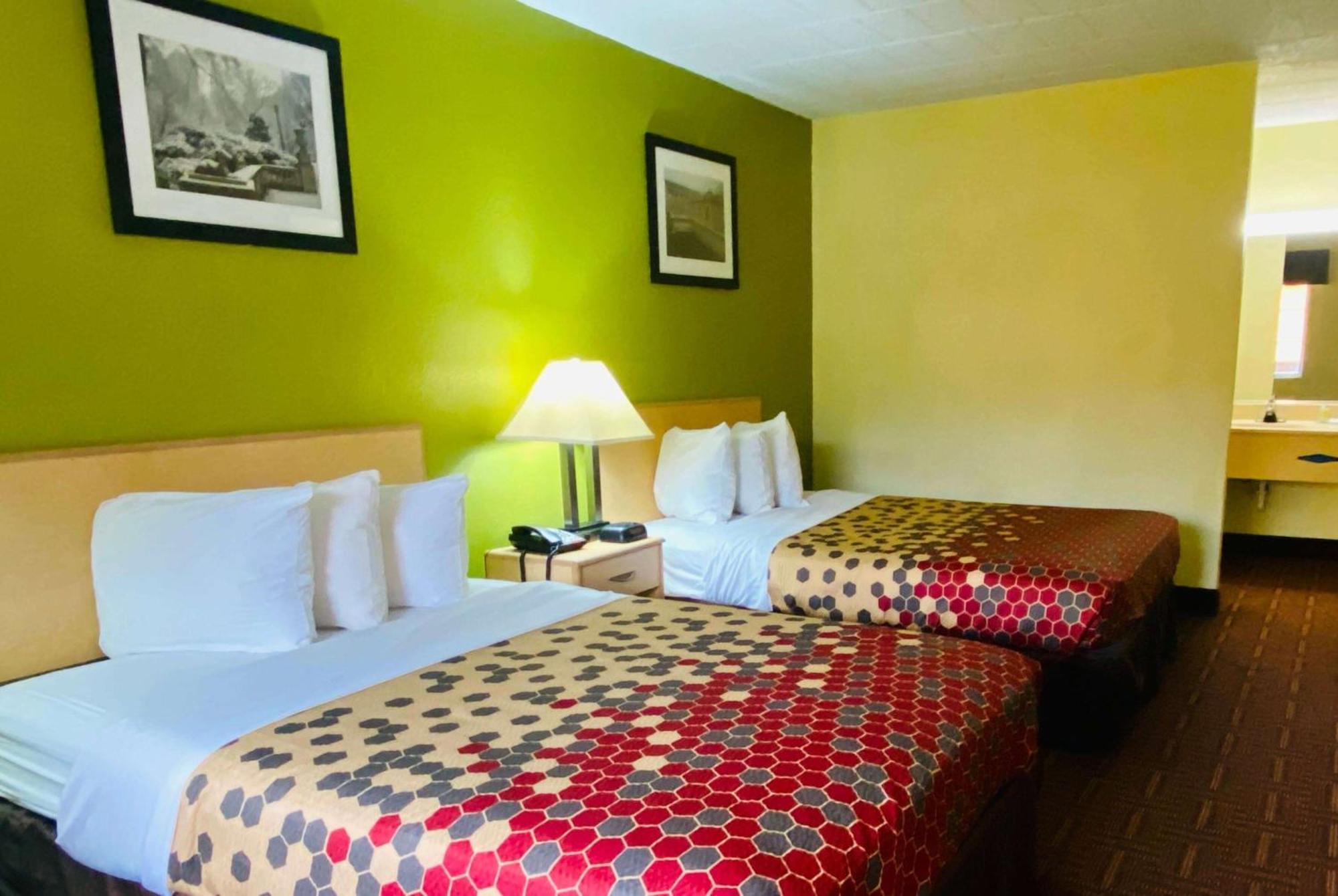 Super 8 By Wyndham Gloucester Gloucester City Buitenkant foto