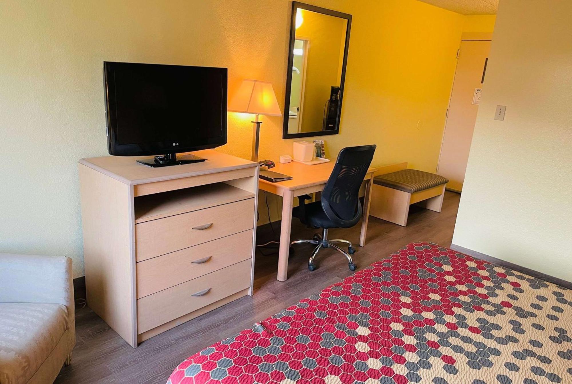 Super 8 By Wyndham Gloucester Gloucester City Buitenkant foto
