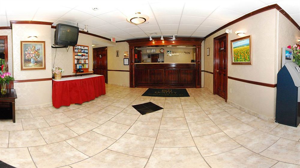 Super 8 By Wyndham Gloucester Gloucester City Buitenkant foto