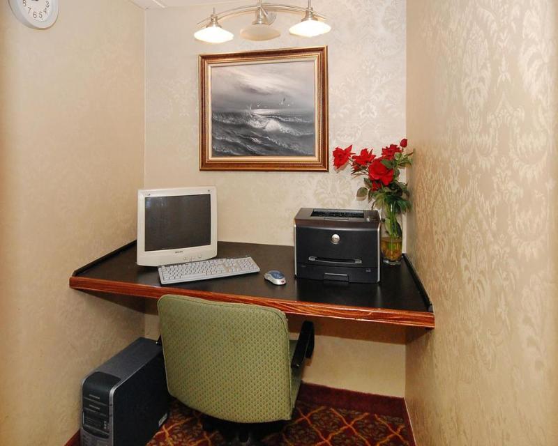 Super 8 By Wyndham Gloucester Gloucester City Buitenkant foto