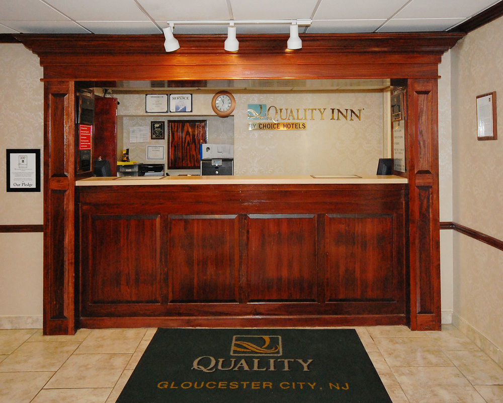 Super 8 By Wyndham Gloucester Gloucester City Buitenkant foto
