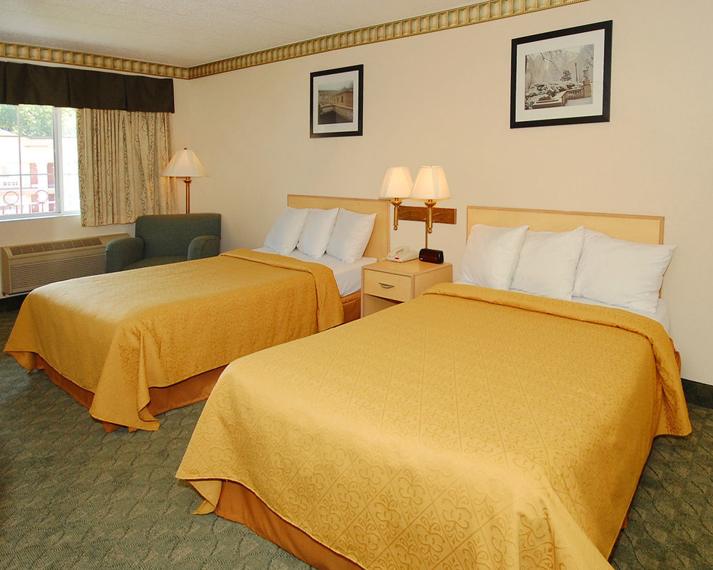 Super 8 By Wyndham Gloucester Gloucester City Buitenkant foto