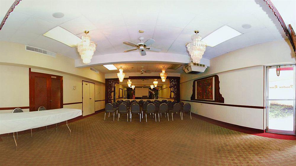 Super 8 By Wyndham Gloucester Gloucester City Buitenkant foto